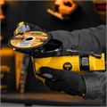 Пневматическая углошлифовальная машина AG125, 11000 об/мин, 125 мм, 186 л/мин Denzel 24738